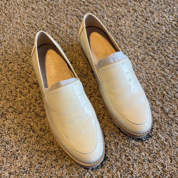 Vionic Kensley Slip On Loafer Cream Women’s 8.5 - Picture 3 of 10